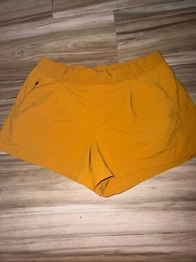 Athleta Textured Brooklyn Short Pleated Size 14 Mustard  Athleisure Walking plus